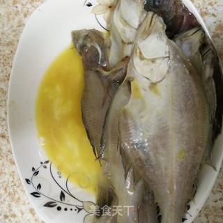 香煎偏口鱼的做法步骤:2