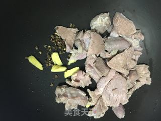 鸳鸯火锅羊肉汤的做法步骤：2