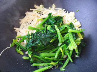 菠菜炒金针菇的做法步骤:7