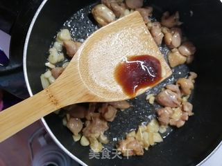 香菇炒鸡丁的做法步骤：5