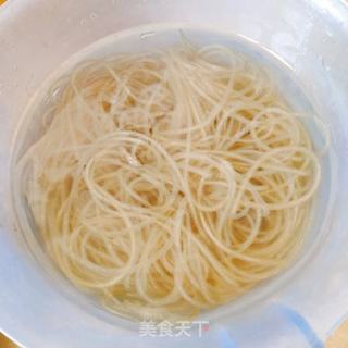 蘑菇菠菜粉条的做法步骤:2