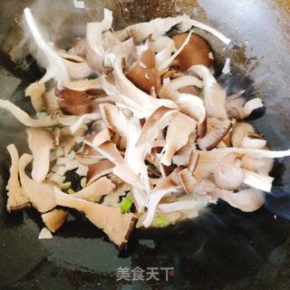 蘑菇菠菜粉条的做法步骤：5