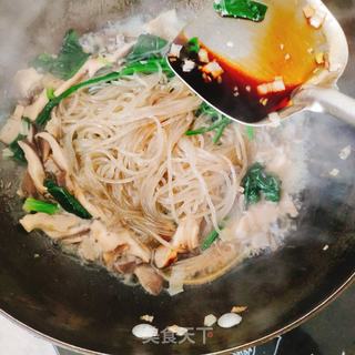 蘑菇菠菜粉条的做法步骤:7