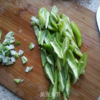 尖椒溜豆泡的做法步骤:2