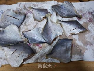 干炸小鲳鱼的做法步骤:3