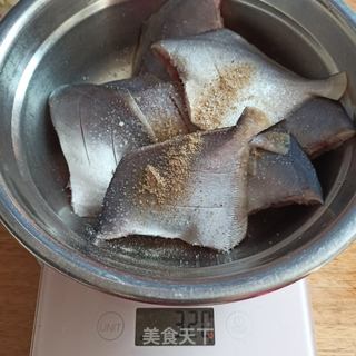 干炸小鲳鱼的做法步骤:2