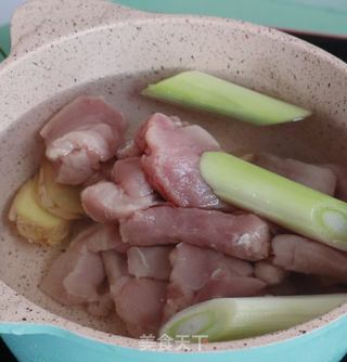10月龄以上宝宝辅食原味猪肉松的做法步骤:3