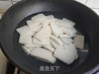 鸡肉杂蔬年糕汤的做法步骤：2