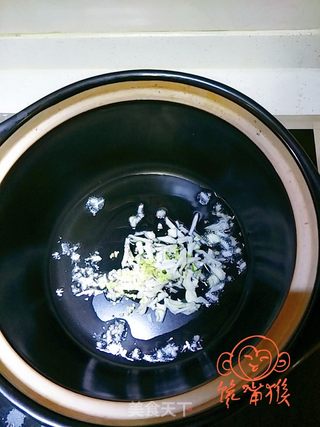 番茄砂锅土豆粉的做法步骤:2