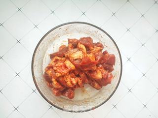后肘肉不仅可以炒菜用还可以用来做烧烤:味道比烧烤店的还好吃的做法步骤:2