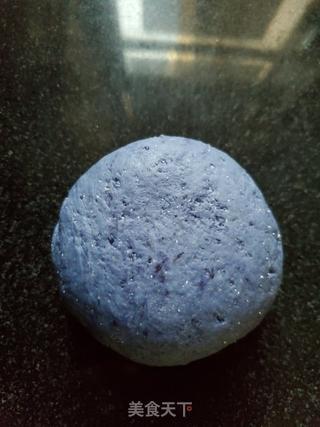 蓝色花环馒头的做法步骤:2
