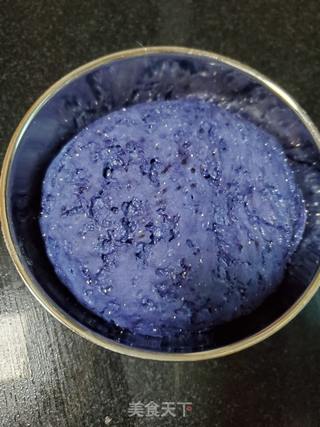 蓝色花环馒头的做法步骤:3