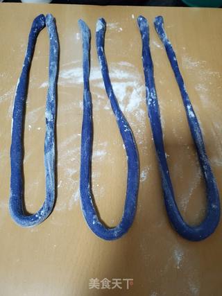 蓝色花环馒头的做法步骤:4