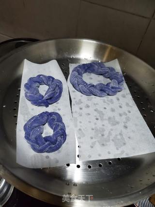 蓝色花环馒头的做法步骤:6