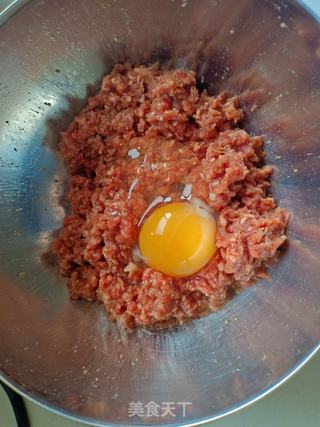 牛肉芹菜馅包子的做法步骤:3