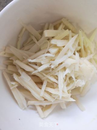 莲藕丝饼的做法步骤:2