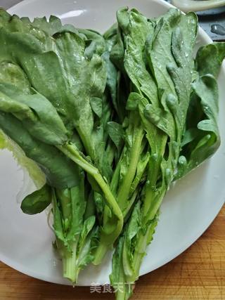 拌茼蒿菜的做法步骤：1
