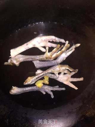 鱼胶鸡脚汤的做法步骤：2
