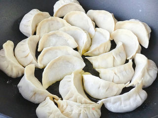 猪肉白菜煎饺的做法步骤:10