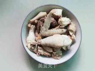 栗子马蹄老鸡汤的做法步骤:2