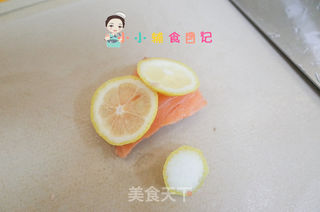 8个月以上三文鱼胡萝卜豆腐羹的做法步骤:2
