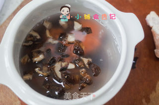 10个月以上香菇鸡腿粥的做法步骤:3