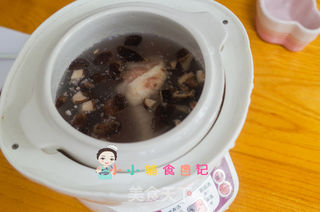 10个月以上香菇鸡腿粥的做法步骤:5