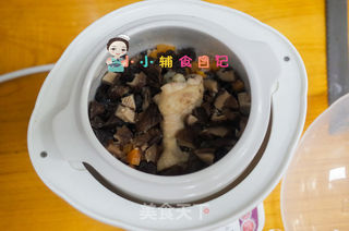 10个月以上香菇鸡腿粥的做法步骤:6