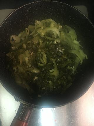 酸菜咸梅蒸鳗鱼的做法步骤：2