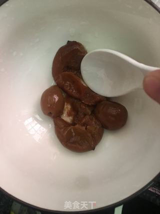 酸菜咸梅蒸鳗鱼的做法步骤：3