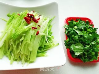 芹菜炒青萝卜丝的做法步骤：2