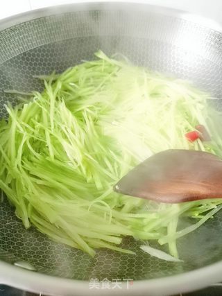 芹菜炒青萝卜丝的做法步骤:3