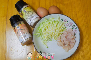 9个月以上西葫芦鸡肉蛋饼的做法步骤:2