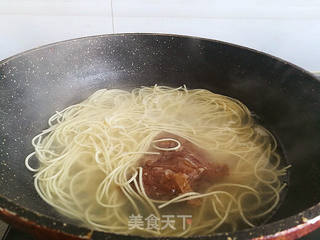 吮指牛腩面的做法步骤:4