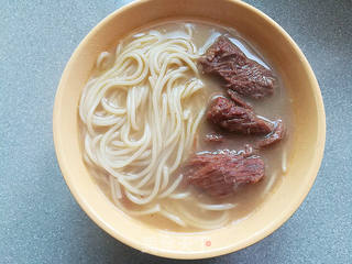 吮指牛腩面的做法步骤:6