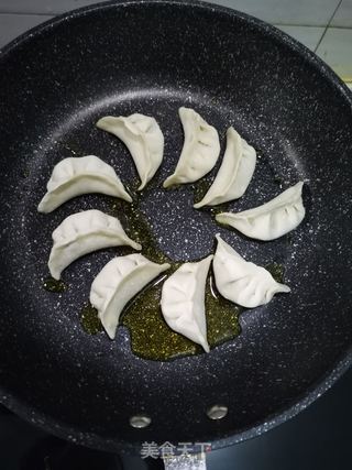 芝麻煎饺的做法步骤:7