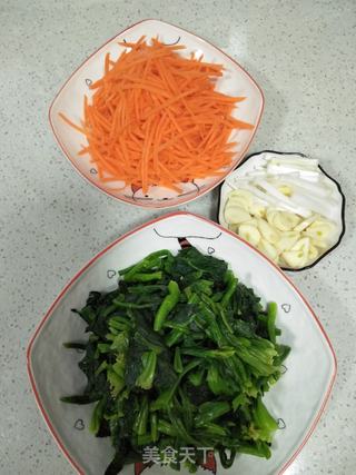 菠菜炒胡萝卜的做法步骤:4
