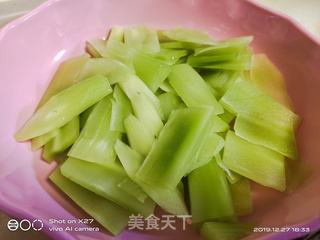 莴笋炒牛肉的做法步骤:2