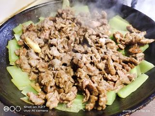 莴笋炒牛肉的做法步骤:6