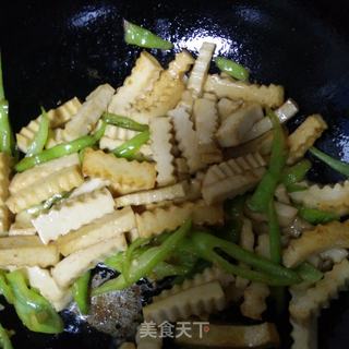 尖椒炒千页豆腐的做法步骤：7