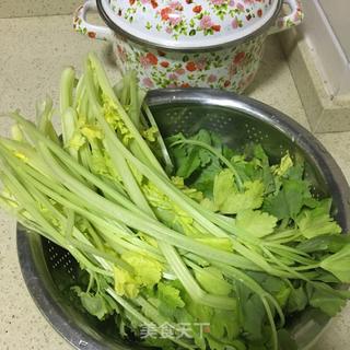 油渣炒香芹的做法步骤：1