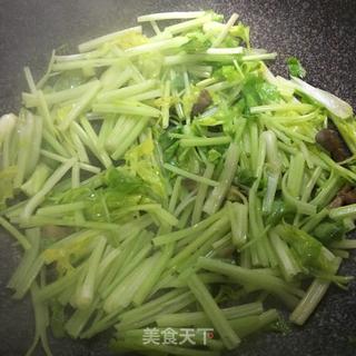 油渣炒香芹的做法步骤：5