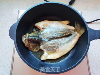 香煎鲈鱼的做法步骤:7