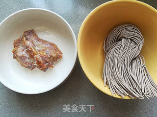 酸辣豚骨面的做法步骤:2