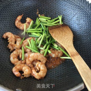 蒜苔炒虾仁的做法步骤：9