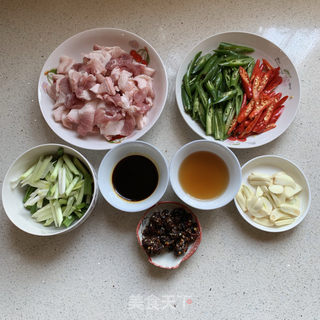 肥而不腻、香辣过瘾的农家小炒肉的做法步骤：1