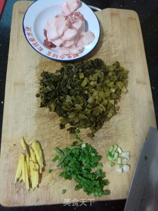 五花肉焖酸菜的做法步骤：1