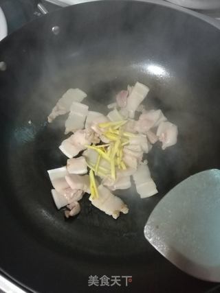 五花肉焖酸菜的做法步骤:3