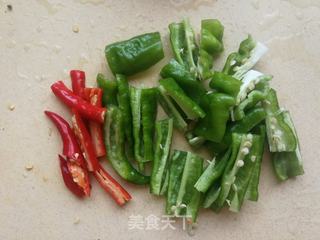 青红椒炒海参的做法步骤:4