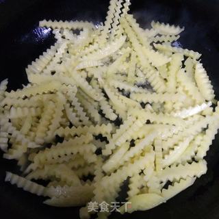 干煸土豆条的做法步骤：3